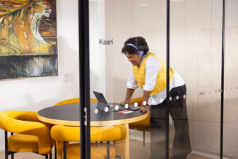 Henkilö työskentelee tietokoneella.